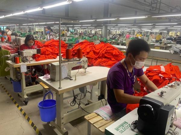 Nhiều doanh nghiệp dệt may ở Thanh Hóa “ăn đong” từng đơn hàng