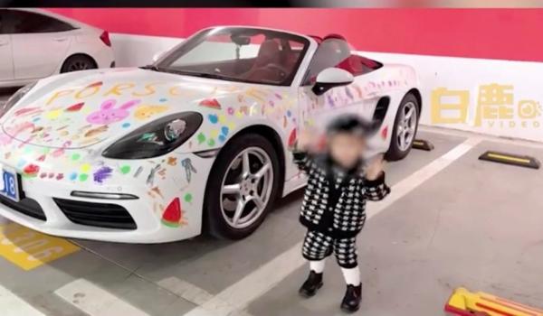 Bà mẹ Trung Quốc cho con vẽ đầy siêu xe Porsche