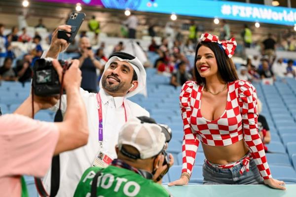 Dàn cổ động viên cực nóng bỏng trên khán đài World Cup 2022