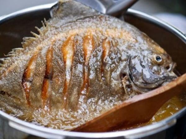 Sai lầm khi rán cá khiến món ăn mất chất, kém ngon lại có mùi khó chịu