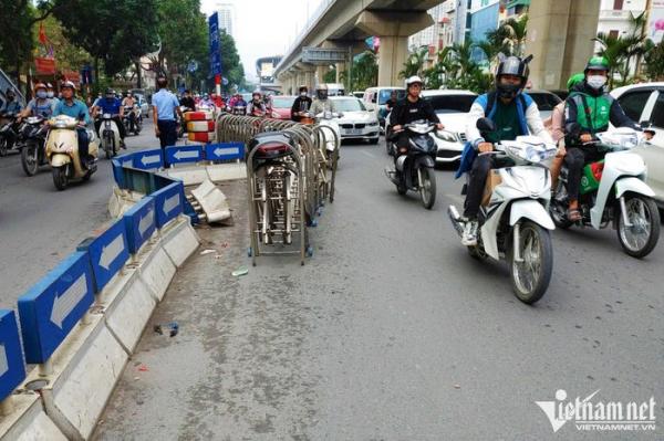 Dải phân cách đường Nguyễn Trãi liên tục bị xô đổ ban đêm