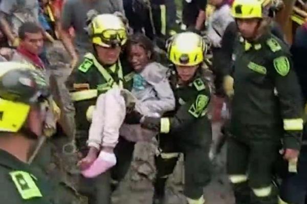 Bé gái được phát hiện ôm th‌i th‌ể mẹ mình sau trận lở đất