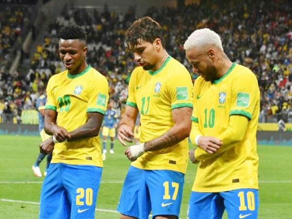 HLV Brazil nói gì về màn ăn mừng bị cho quá lố của các học trò?