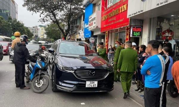 Thanh niên chặn đầu ô tô, rút vật nghi súng dọa người trên đường phố Hà Nội
