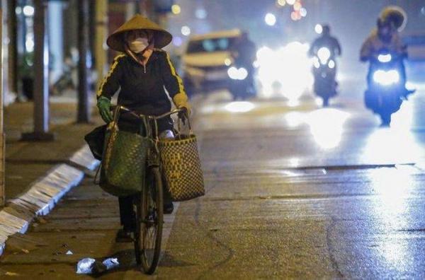 Công nhân vệ sinh, người lao động nghèo vật lộn mưu sinh trong đêm giá rét ở Hà Nội