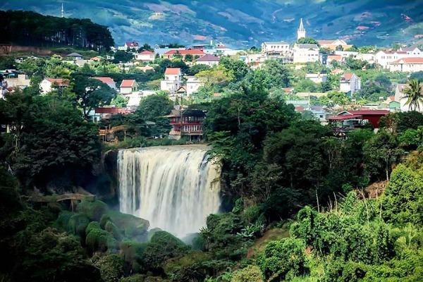 Ghé thăm thị trấn yên bình bên dòng thác ở Lâm Đồng