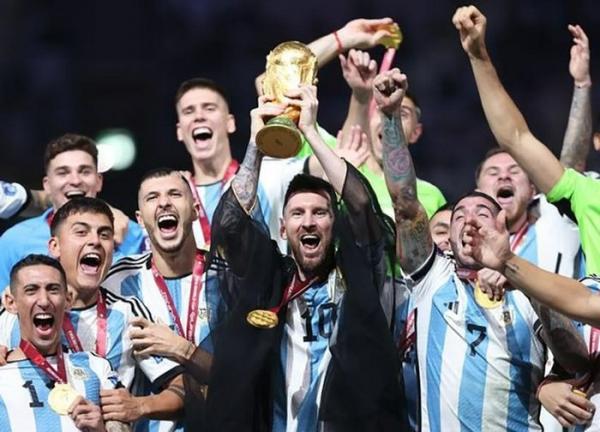 Messi nâng cao chiếc cúp vô địch World Cup giả