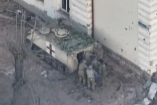 Clip Ukraine đưa thương binh rời khỏi khu vực chiến sự đang diễn ra ác liệt