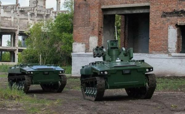 Nga mang robot chiến đấu tới Ukraine, Anh phủ nhận gửi trực thăng Apache cho Kiev