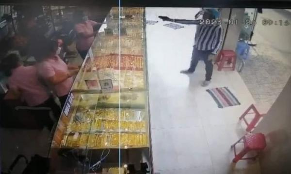 Thanh niên cầm súng cướp tiệm vàng ở Sóc Trăng