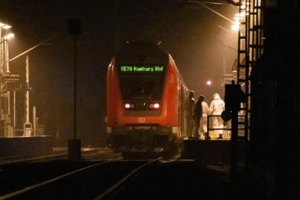 Gã đàn ông rút dao đâm 9 người trên tàu điện ở Đức
