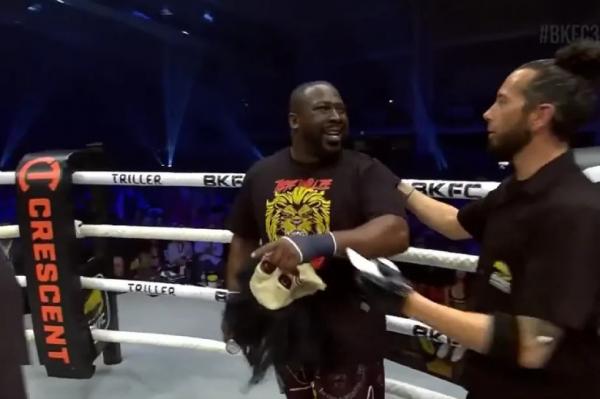 Cười ra nước mắt Boxing: Ăn mừng vì knock-out đối thủ nhưng bị xử thua