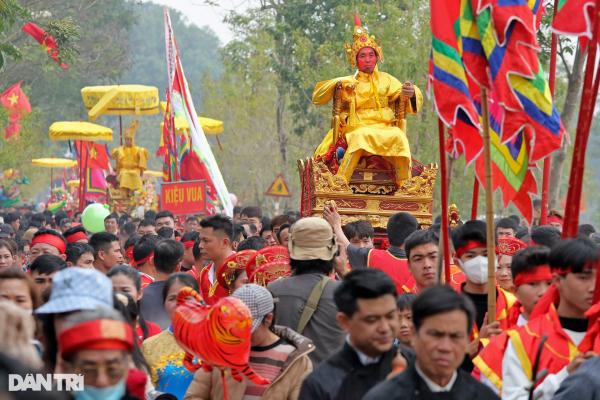 Tái hiện sinh động vua, chúa, quan tứ trụ về bái yết trong lễ hội ở Hà Nội