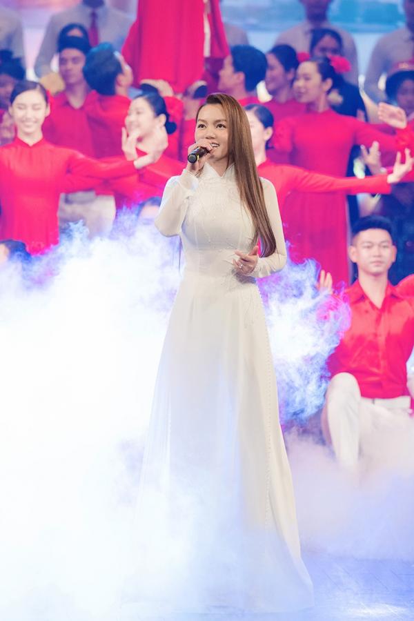 Nguyễn Ngọc Anh diện áo dài trắng “vắt chân lên cổ” chạy 2 show đầu năm