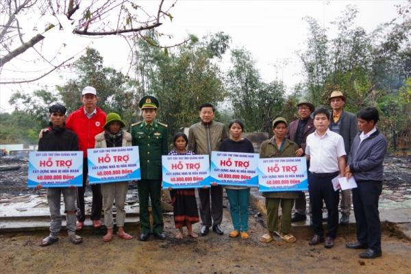 Hỗ trợ các gia đình bị cháy nhà tại huyện vùng cao Tây Giang
