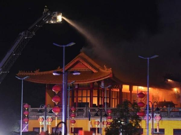 Ngôi chùa ở Úc chìm trong “biển lửa”, khói đen bốc cuồn cuộn