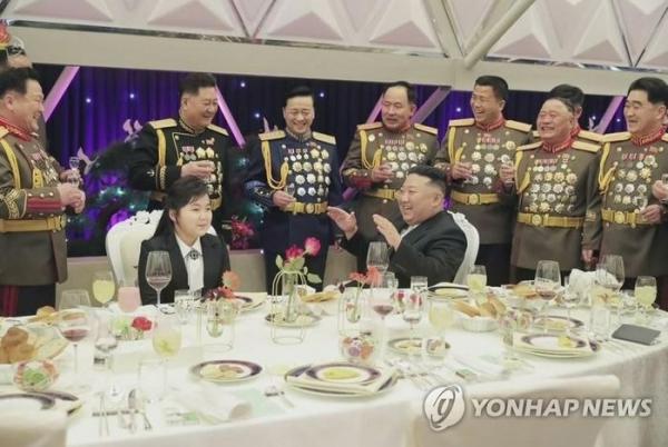 Ái nữ ông Kim Jong-un xuất hiện cùng cha tại tiệc chúc mừng quân đội