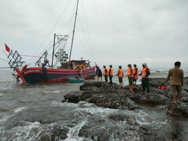 Cứu hộ 10 thuyền viên gặp nạn ở Quảng Trị