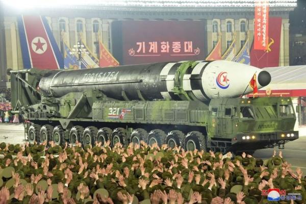 Triều Tiên phô diễn 11 tên lửa “quái vật” Hwasong-17 trong cuộc duyệt binh ban đêm