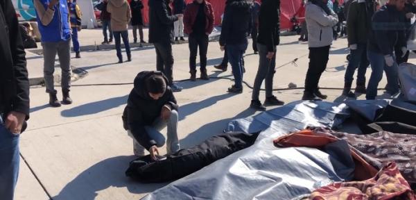 Việc làm quặn lòng của thân nhân người t‌ử nạ‌n trong thảm họa động đất ở Thổ Nhĩ Kỳ