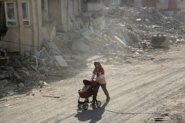 Số người chết vì động đất lên tới 33.000, nội chiến Syria cản trở cứu trợ