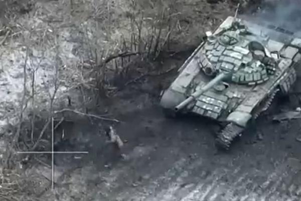 Khoảnh khắc kíp tăng Nga may mắn sống sót sau hai đòn hiểm của mìn Ukraine