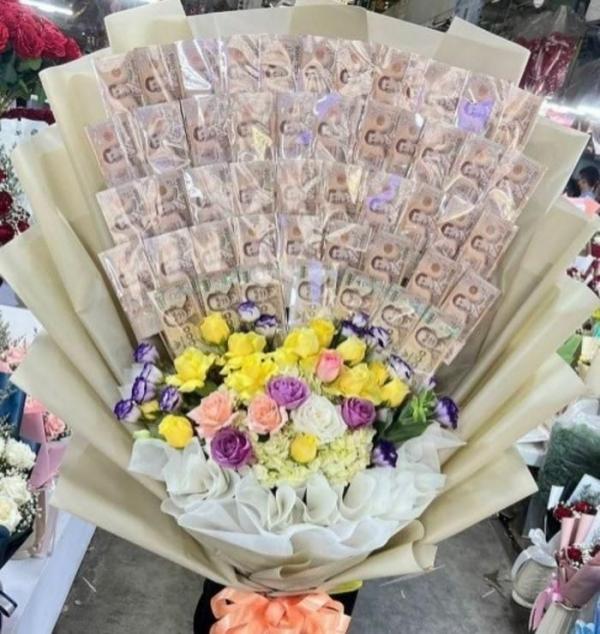Đặt bó hoa bằng tiền mặt trị giá 37 triệu đồng tặng bạn trai nhưng cô gái liền thất vọng đi báo cảnh sát