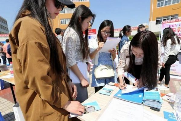 Một trường đại học ở Trung Quốc tuyển nhân viên với lương chỉ hơn 6 triệu đồng nhưng có tới 2000 ứng viên