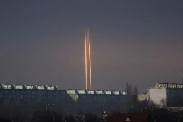 Tên lửa “dội như mưa”, nổ lớn ở nhiều thành phố của Ukraine