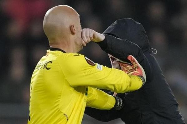 PSV Eindhoven thông báo án phạt nặng cho cổ động viên tấn công thủ môn