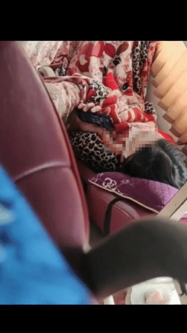Xôn xao clip ghi cảnh cô gái nằm trên xe khách ngủ mê man bị gã đàn ông đưa tay vào trong áo s‌ּờ soạ‌ּng