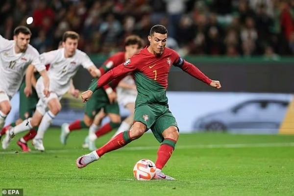 Ronaldo đi vào lịch sử sau chiến thắng đậm của Bồ Đào Nha