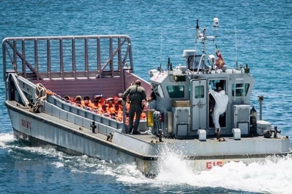 Cảnh sát biển Italy giải cứu gần 800 người di cư trên tàu đánh cá