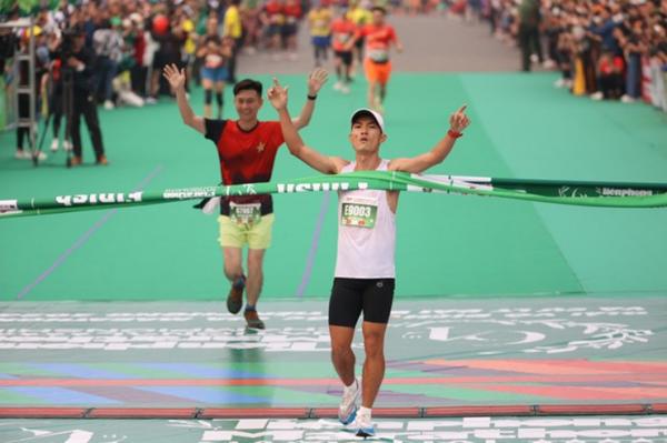 Kịch tính Hoàng Nguyên Thanh thắng Nguyễn Văn Lai, vô địch quốc gia cự ly 42km