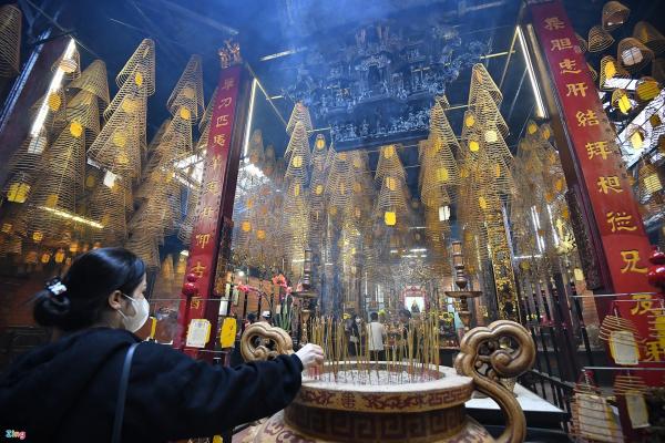 Hàng trăm vòng nhang “không bao giờ tắt” trong ngôi chùa cổ miền Tây