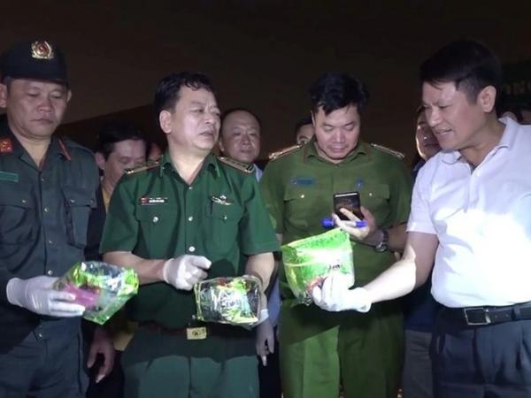 Lật mặt gã cảnh sát nước ngoài biến chất móc nối làm ăn ở Việt Nam