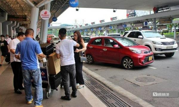 Sân bay Tân Sơn Nhất tăng phí taxi, hành khách ngán ngẩm khi bắt xe