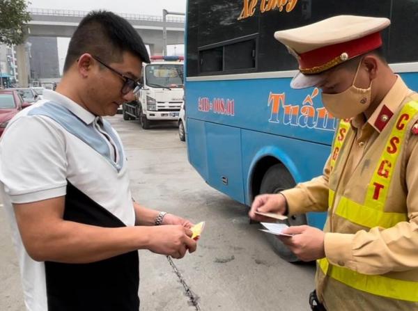 CSGT Hà Nội phát hiện lái xe ôtô khách nhà xe Tuấn Thư dương tính với m‌a tu‌ý