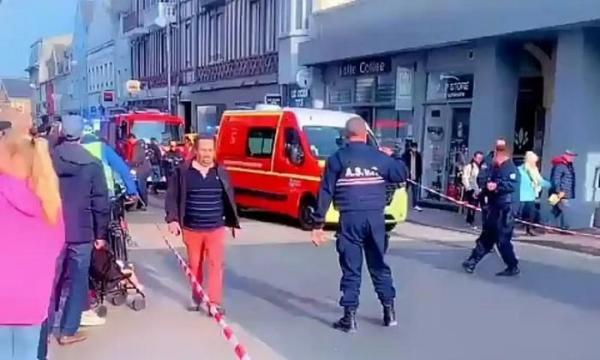 Tài xế đạp nhầm chân phanh và ga, lao xe đâm thẳng vào đám đông tại Pháp