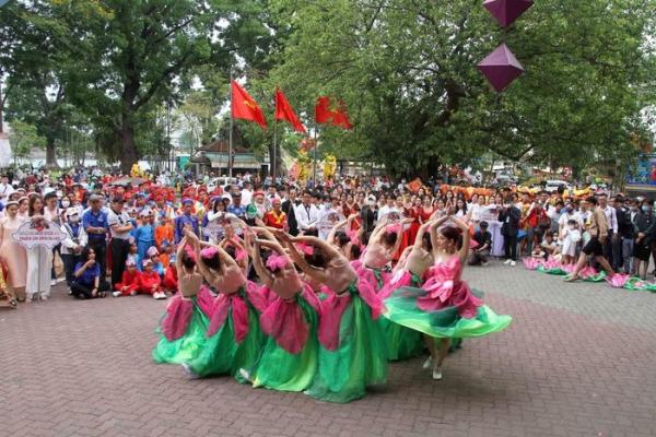 Du khách nước ngoài thích thú với lễ hội đường phố ở Huế