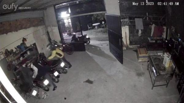 Trộm xong 3 xe máy ở Bình Chánh, trộm cột cửa trước khi tẩu thoát