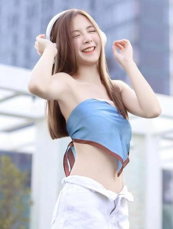 Hot girl Thái Lan diện áo yếm khoe body đẹp mê mẩn