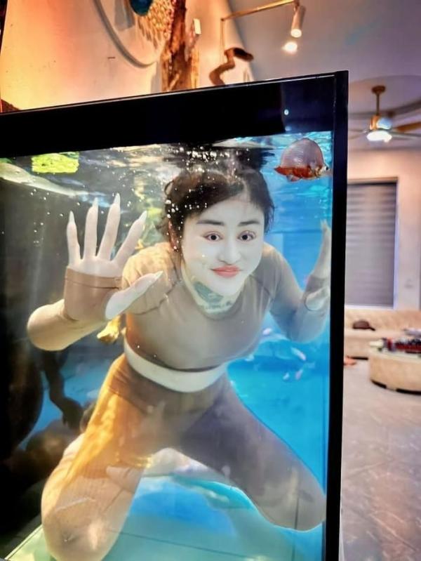 Hotgirl TikTok “nhún nhẩy” trong bể cá gây “hoang mang” cộng đồng mạng là ai?
