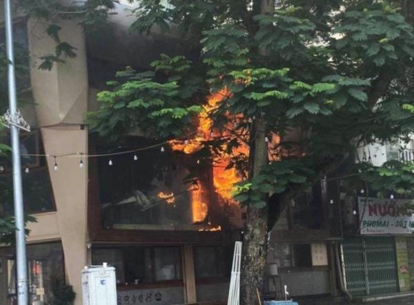 Hà Nội: Cháy quán cafe ngày nằng nóng, nhiều người tá hỏa bỏ chạy