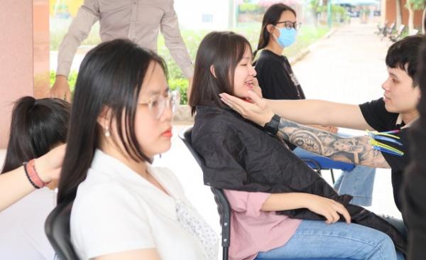 Những cô gái nuôi tóc dài chỉ vì muốn mang niềm vui cho người khác