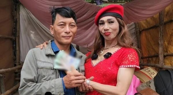 Bất ngờ cuộc sống mới của trai tân cưới người “phụ nữ” 64 tuổi làm vợ nổi tiếng miền Tây