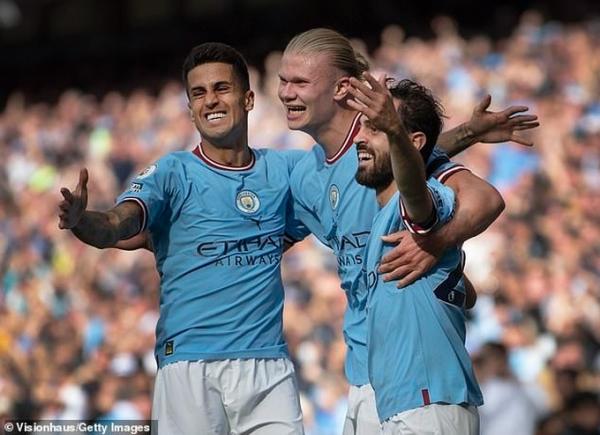 HLV Pep Guardiola phản ứng sau khi Man City vô địch Premier League
