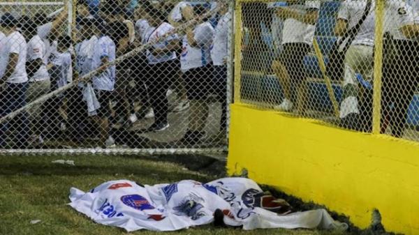 Thảm hoạ trên sân bóng đá làm 12 người thiệt mạng