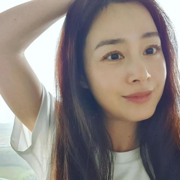 Kim Tae Hee khoe mặt mộc ở tuổi 43, chia sẻ “chìa khoá” làm đẹp đơn giản đến khó tin
