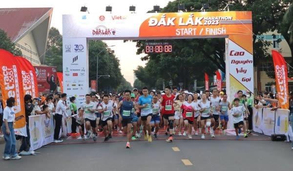 Gần 2.000 vận động viên tham gia giải chạy gây quỹ tặng học sinh nghèo ở Đắk Lắk